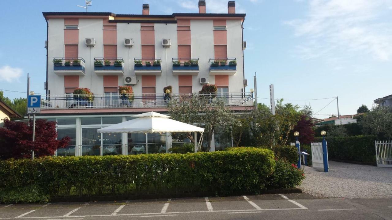 Hotel Cristallo เปสเคียรา เดล การ์ตา ภายนอก รูปภาพ