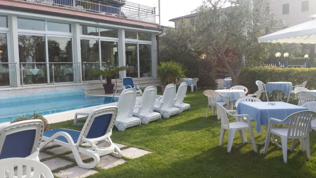 Hotel Cristallo เปสเคียรา เดล การ์ตา ภายนอก รูปภาพ