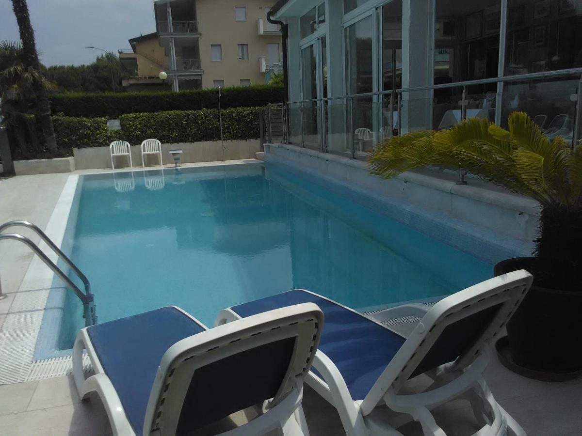 Hotel Cristallo เปสเคียรา เดล การ์ตา ภายนอก รูปภาพ