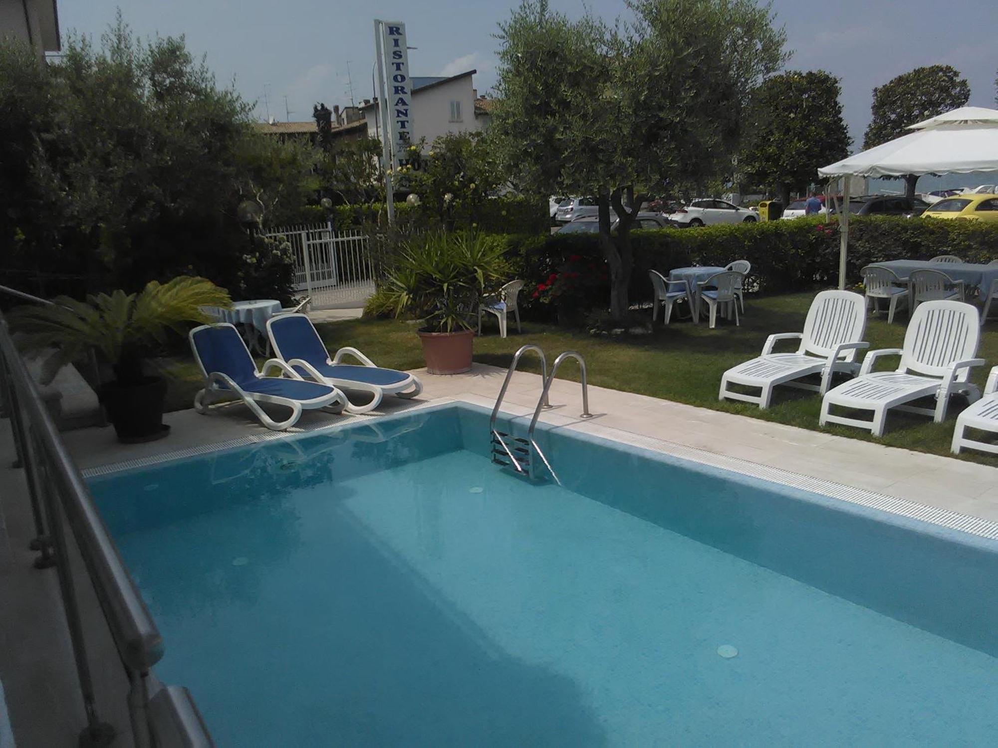 Hotel Cristallo เปสเคียรา เดล การ์ตา ภายนอก รูปภาพ